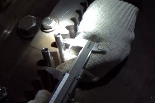 用游標(biāo)卡尺測(cè)量新齒條與舊齒條的齒距 用游標(biāo)卡尺測(cè)量新齒條與舊齒條的齒距