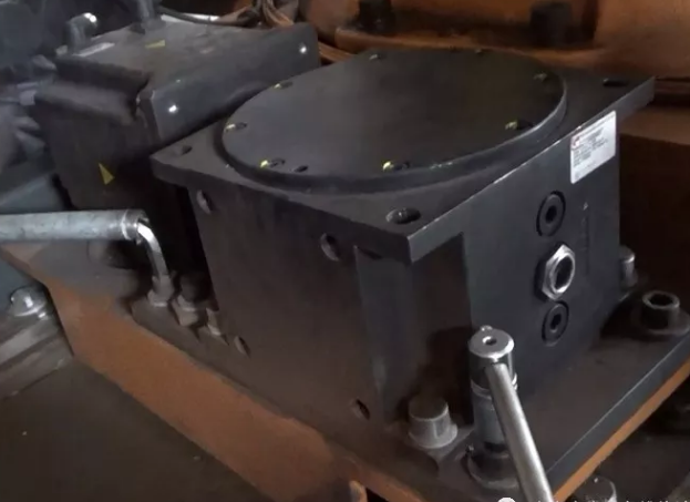 擰松變數(shù)箱的三個(gè)緊固螺絲,和一個(gè)偏心輪的緊固螺絲 擰松變數(shù)箱的三個(gè)緊固螺絲,和一個(gè)偏心輪的緊固螺絲